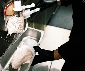 ジェラートを容器に移す