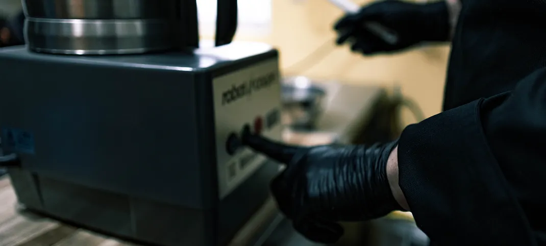 機械のボタンを押す工程