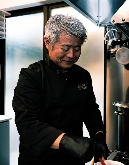 ジェラートを混ぜる男性