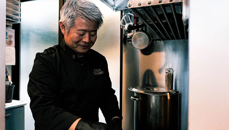 ジェラートを混ぜる男性